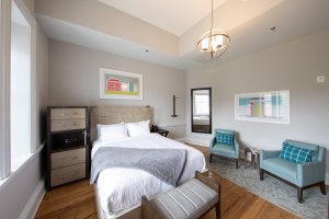 BBIC Sleeping Room Queen Soaker Aaron Watson-visit-staunton-va