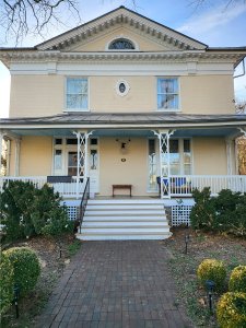 Yellow victorian house on the Staunton House Tour